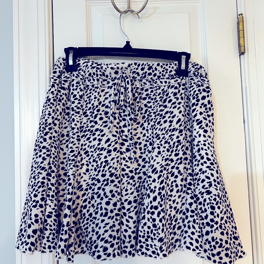 Black and white skirt; pixi and ivy size L